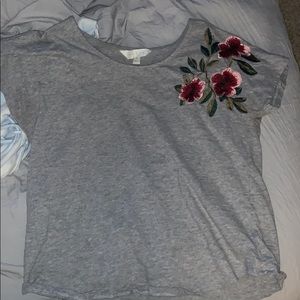 Tee shirt with embroidered flowers